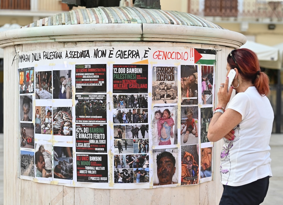 PIAZZA PREFETTURA PRESIDIO PER GAZA E PER IL RILASCIO DI DOMENICO CENTRONE E DINA ALBERIZIA CARTELLO IMMAGINI DALLA PELESTINA ASSEDIATA NON E' GUERRA E GENOCIDIO PRESIDIO PER GAZA E PER IL RILASCIO DI DOMENICO CENTRONE E DINA ALBERIZIA (7146)