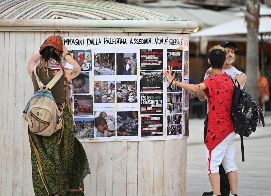 PIAZZA PREFETTURA PRESIDIO PER GAZA E PER IL RILASCIO DI DOMENICO CENTRONE E DINA ALBERIZIA CARTELLO IMMAGINI DALLA PELESTINA ASSEDIATA NON E' GUERRA E GENOCIDIO PRESIDIO PER GAZA E PER IL RILASCIO DI DOMENICO CENTRONE E DINA ALBERIZIA (7146)