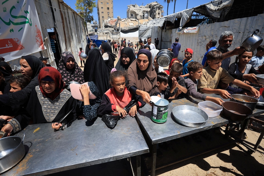 I palestinesi si radunano per ricevere cibo da una mensa dei poveri, a Gaza City, il 2 giugno 2026. REUTERS/Dawoud Abu Alkas (REUTERS)