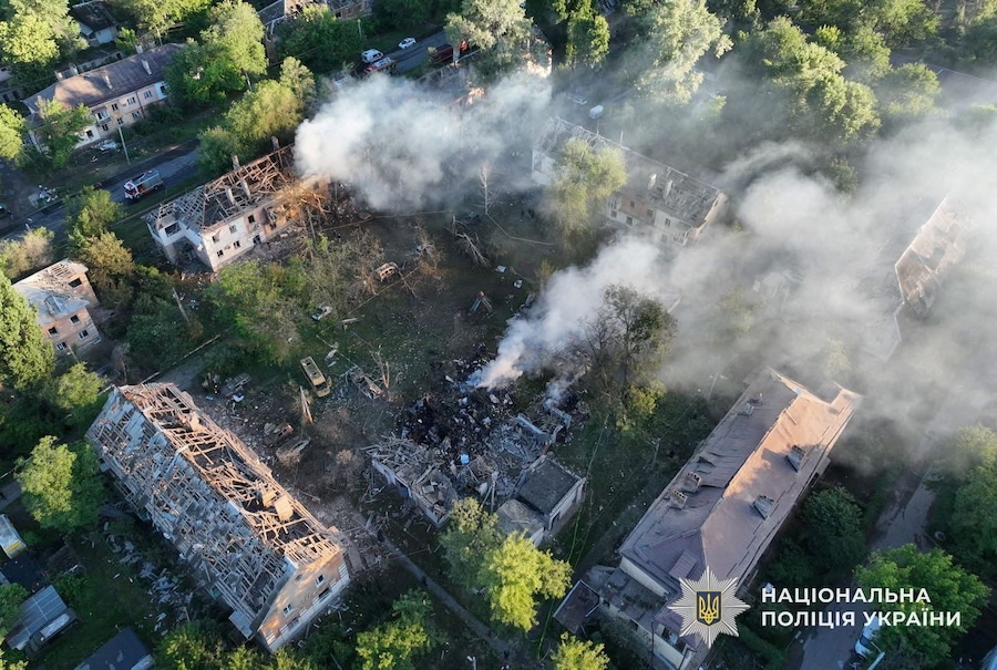Il luogo colpito da un missile e da un drone russi, nel corso dell'attacco della Russia all'Ucraina, a Dnipro, Ucraina, il 2 giugno 2026. Servizio stampa della Polizia Nazionale dell'Ucraina/Foto fornita tramite REUTERS (via REUTERS)