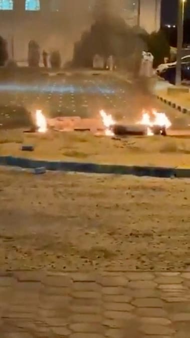 Resti in fiamme sul terreno in un parcheggio a seguito di segnalazioni di attacchi missilistici e con droni, a Sabah Al Nasser, in Kuwait, il 3 giugno 2026, in questo screenshot tratto da un video sui social media. SOCIAL MEDIA/via REUTERS (SOCIAL MEDIA via REUTERS)