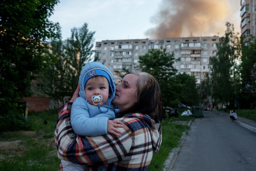 Attacco russo a Kiev, in Ucraina, martedì 2 giugno 2026. (AP Photo/Evgeniy Maloletka) (APN)