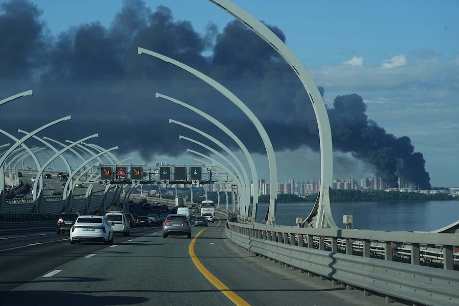 Mercoledì 3 giugno 2026, una colonna di fumo nero si alza sopra il porto di San Pietroburgo, in Russia, in seguito a un attacco con droni ucraini. (Foto AP) (APN)
