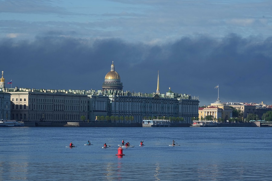 Mercoledì 3 giugno 2026, colonne di fumo nero si levano sopra San Pietroburgo, in Russia, in seguito a un attacco con droni ucraini. (Foto AP) (APN)