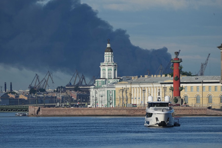 Mercoledì 3 giugno 2026, una colonna di fumo nero si alza sopra il porto di San Pietroburgo, in Russia, in seguito a un attacco con droni ucraini. (Foto AP) (APN)