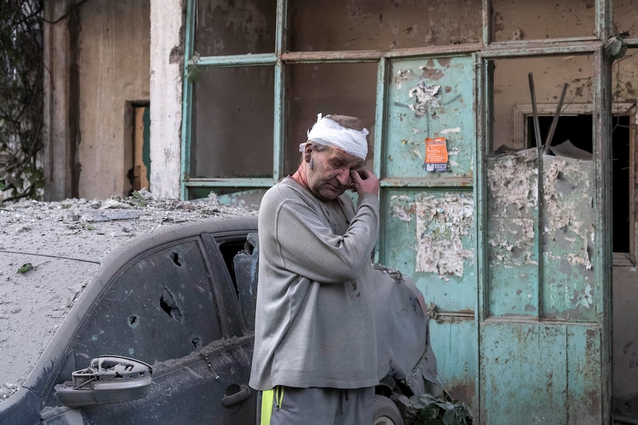Attacco russo contro una zona residenziale a Kiev, in Ucraina, il 2 giugno 2026, nel corso dell'invasione russa. Almeno quattro persone sono state uccise e circa 60 sono rimaste ferite dopo un massiccio attacco combinato russo sferrato durante la notte a Kiev. EPA/MAXYM MARUSENKO (EPA)