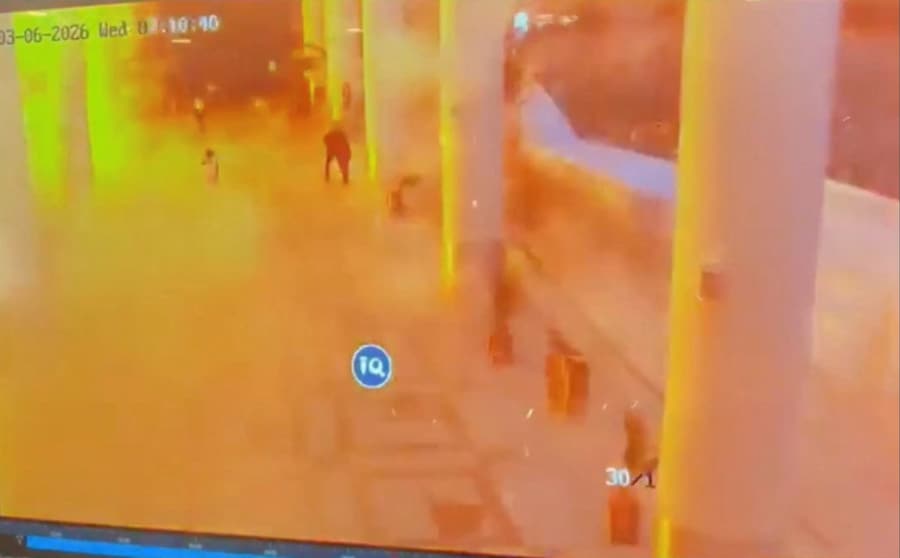 Un filmato delle telecamere a circuito chiuso mostra persone che corrono a mettersi al riparo in seguito a un attacco all'aeroporto internazionale del Kuwait, a Kuwait City, il 3 giugno 2026. Civil Aviation Kuwait/Foto fornita tramite REUTERS (via REUTERS)
