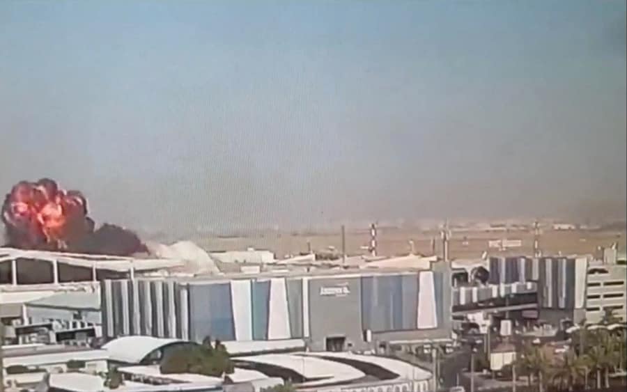 Un filmato delle telecamere a circuito chiuso mostra fiamme e fumo che si levano in seguito a un attacco all'aeroporto internazionale del Kuwait, a Kuwait City, il 3 giugno 2026, in questo screenshot tratto da un video. Civil Aviation Kuwait/Foto fornita tramite REUTERS (via REUTERS)