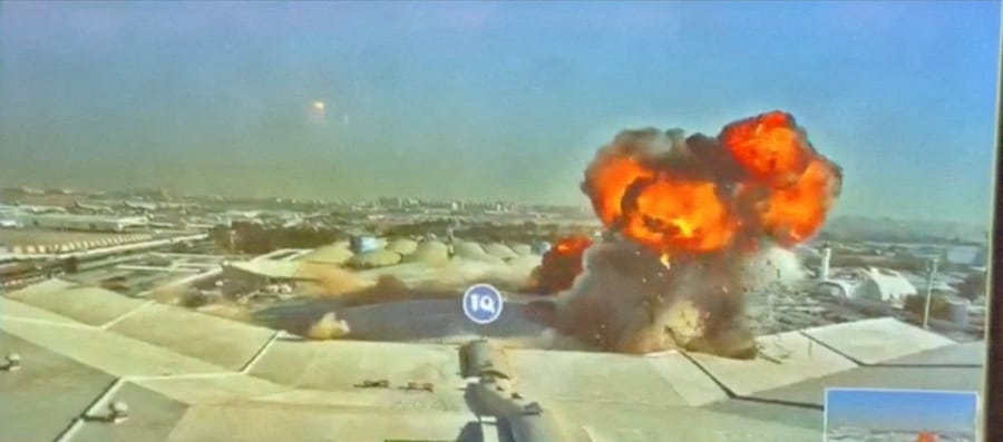 Le immagini delle telecamere a circuito chiuso mostrano fiamme e fumo che si levano in seguito a un attacco all'aeroporto internazionale del Kuwait, a Kuwait City, in Kuwait, il 3 giugno 2026, in questo screenshot tratto da un video. Civil Aviation Kuwait/Foto fornita tramite REUTERS (via REUTERS)