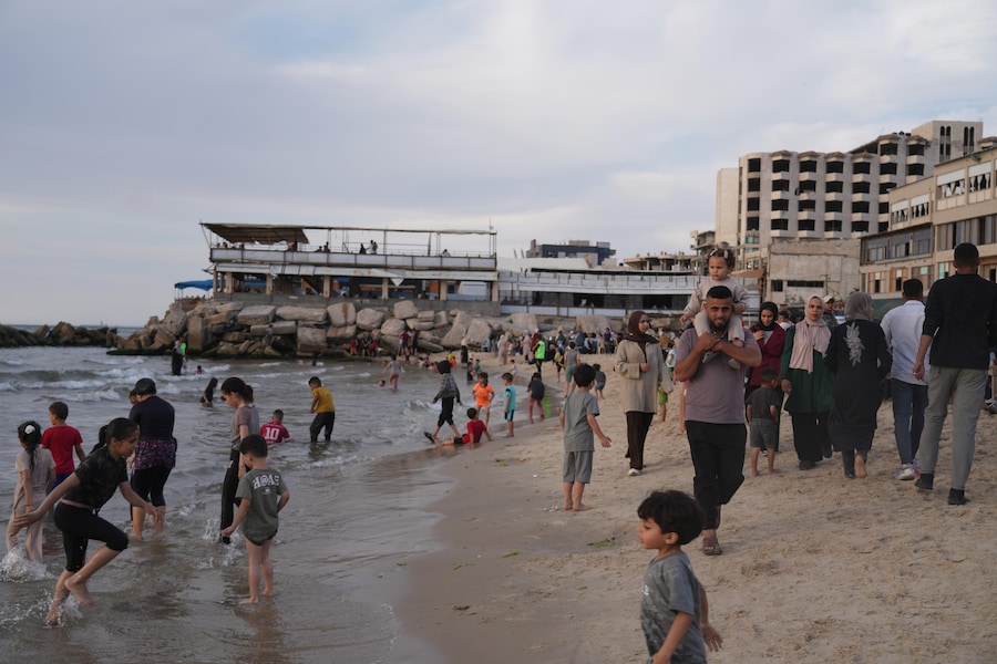Alcune famiglie palestinesi trascorrono la giornata in spiaggia a Gaza City. (Foto AP/Jehad Alshrafi) (APN)