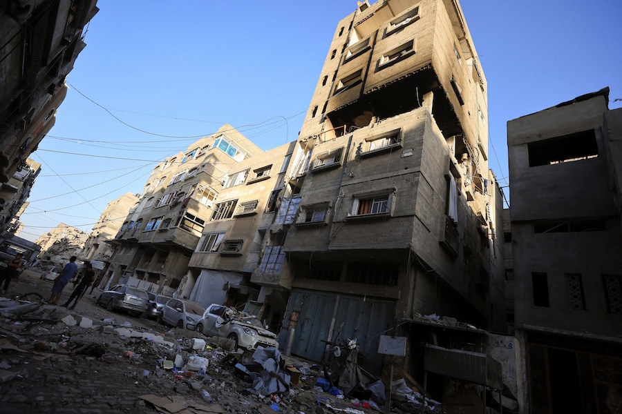 Alcuni palestinesi si trovano sul luogo di un attacco israeliano contro un appartamento nella città di Gaza, il 4 giugno 2026. REUTERS/Dawoud Abu Alkas (REUTERS)