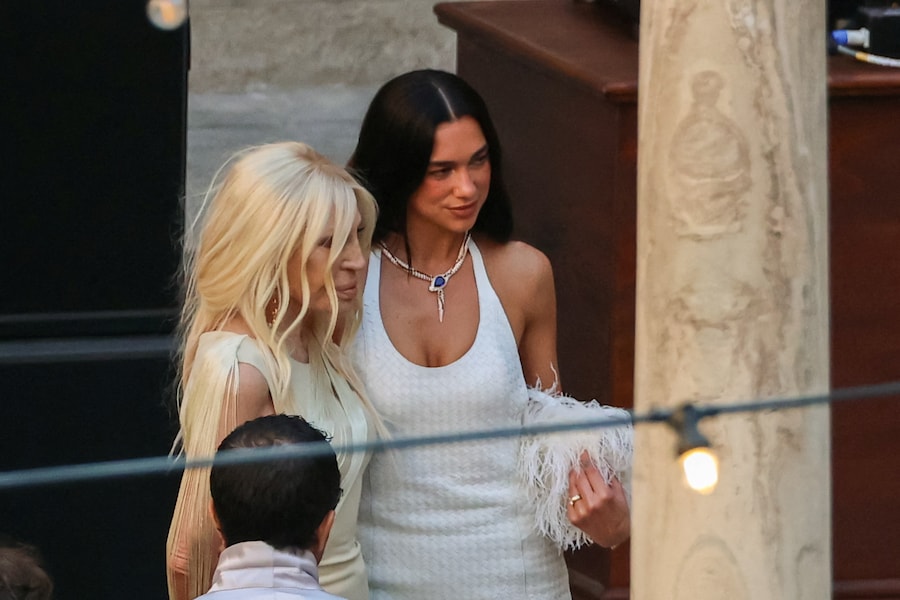 La cantante Dua Lipa accanto alla stilista Donatella Versace durante i festeggiamenti per il matrimonio della Lipa con l'attore Callum Turner. (Reuters)