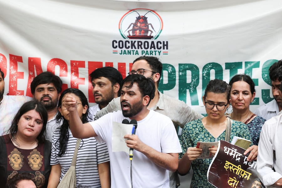 Abhijeet Dipke, leader del Cockroach Janta Party (CJP), parla ai sostenitori del CJP durante un sit-in di protesta per chiedere le dimissioni del ministro dell'Istruzione indiano Dharmendra Pradhan, a Nuova Delhi, India, il 6 giugno 2026. REUTERS/Adnan Abidi