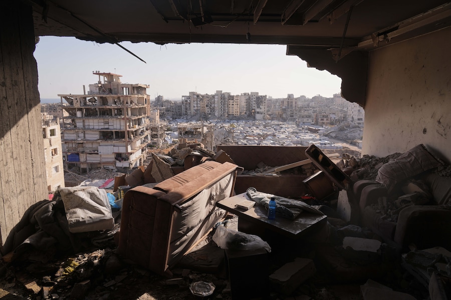 Un appartamento danneggiato in un edificio residenziale, dopo un attacco israeliano sferrato durante la notte nella città di Gaza, giovedì 4 giugno 2026. (AP Photo/Jehad Alshrafi) (APN)