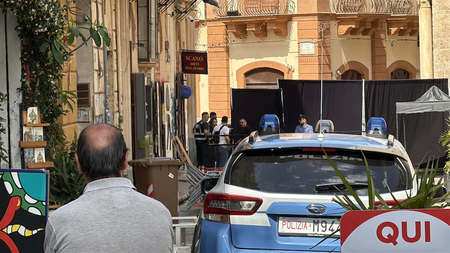 Barriere e teloni neri chiudono alcune strade di Palermo in occasione del ricevimento di nozze delle due celebrità, suscitando malcontento tra alcuni cittadini (Ansa)