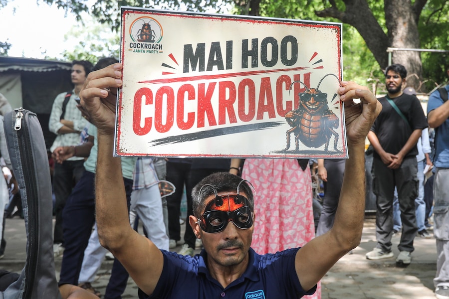 Un sostenitore del movimento giovanile satirico cockroach janta party (cjp) tiene in mano un cartellone e indossa una maschera da scarafaggio mentre la gente partecipa a una manifestazione organizzata dal fondatore del cjp abhijeet dipke a nuova delhi, in india, il 6 giugno 2026. (EPA)