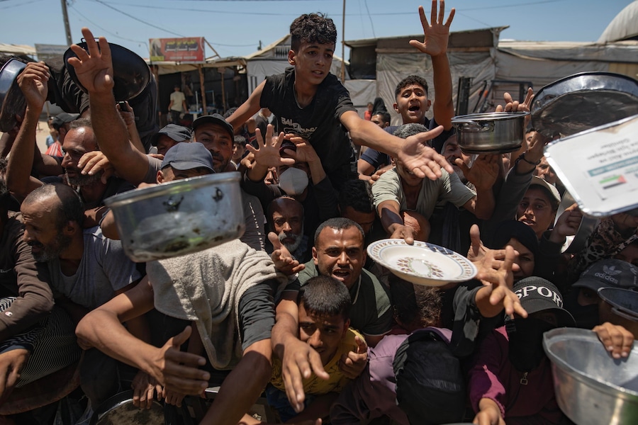 Profughi palestinesi si radunano per ricevere pasti caldi da una mensa di beneficenza a Khan Yunis, nella Striscia di Gaza meridionale, il 4 giugno 2026. EPA/HAITHAM IMAD (EPA)