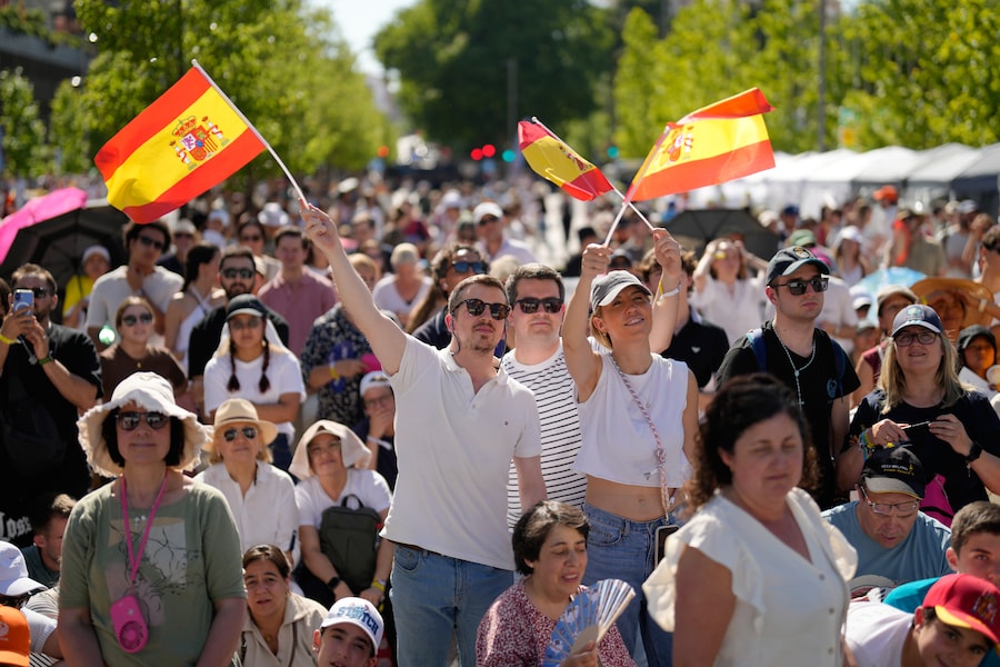 La gente attende l'arrivo di Papa Leone XIV durante una veglia di preghiera con i giovani in Plaza de Lima a Madrid, in Spagna, sabato 6 giugno 2026, nel primo giorno della sua visita apostolica di sette giorni nella Spagna continentale e nelle Isole Canarie. (Foto AP/Bernat Armangue) (Apn)