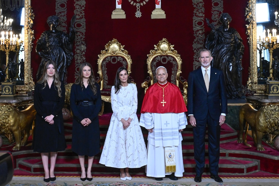 Il re Felipe VI (a destra), la regina Letizia (al centro), la principessa Leonor (seconda da destra) e la principessa Sofia (a sinistra) danno il benvenuto a Papa Leone XIV al Palazzo Reale di Madrid, in Spagna, il 6 giugno 2026. Papa Leone XIV è in visita ufficiale in Spagna dal 6 al 12 giugno 2026, con tappe a Madrid, Barcellona e nelle Isole Canarie. (Ansa)