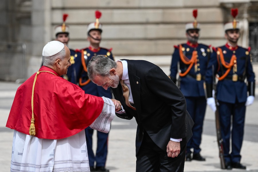 Il re Felipe VI di Spagna (a destra) accoglie Papa Leone XIV (a sinistra) al Palazzo Reale di Madrid, in Spagna, il 6 giugno 2026. Papa Leone XIV è impegnato in una visita ufficiale di sei giorni in Spagna dal 6 al 12 giugno 2026, che toccherà Madrid, Barcellona e le Isole Canarie. ANSA/CIRO FUSCO (Ansa)