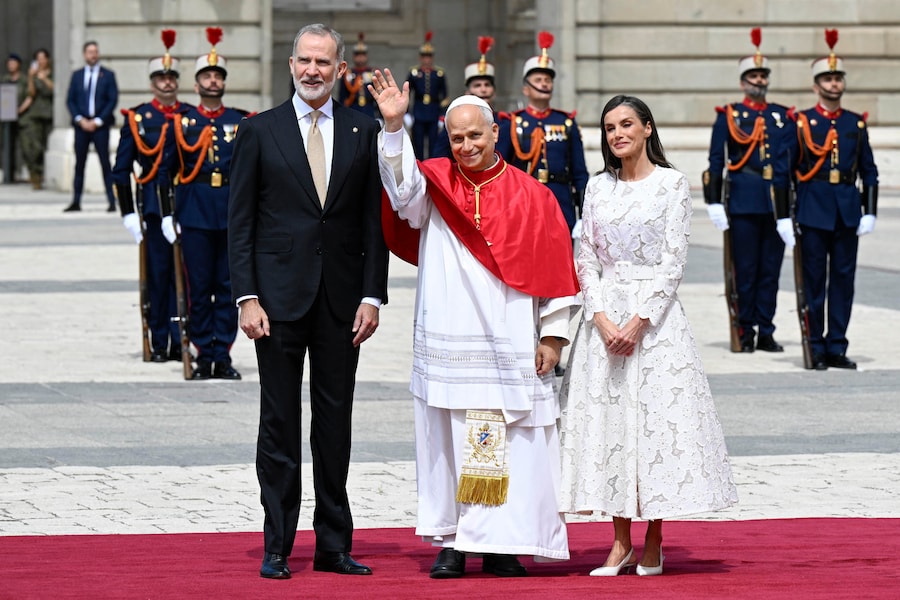Il re Felipe VI e la regina Letizia di Spagna danno il benvenuto a Papa Leone XIV (al centro) al Palazzo Reale di Madrid (Ansa)