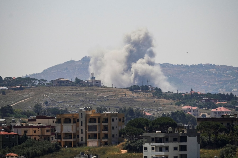 Colonne di fumo si levano dal Libano meridionale, in seguito agli attacchi israeliani (Reuters)