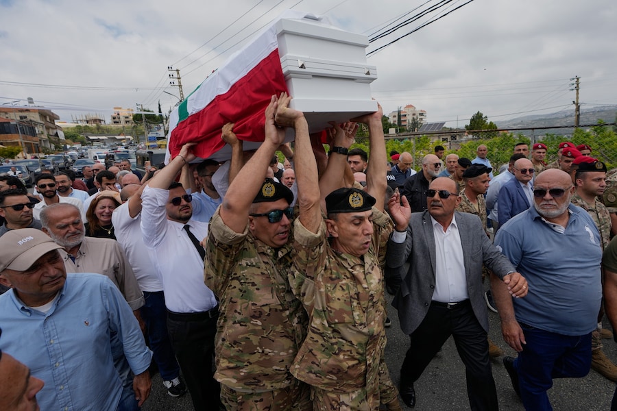 I partecipanti al funerale e gli ufficiali dell'esercito libanese trasportano la bara del capitano Elie Khoury, ucciso in un attacco aereo israeliano (APN)