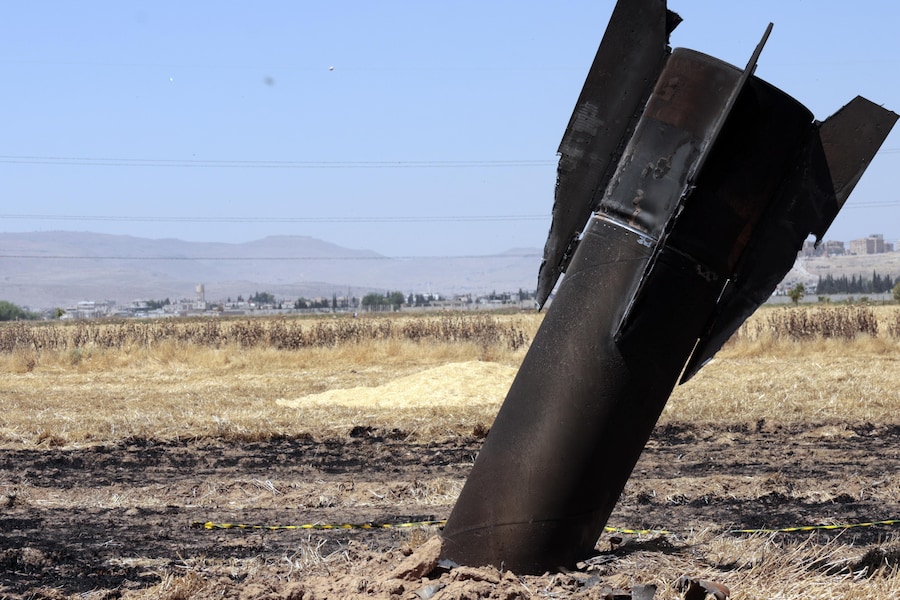 I resti di un missile balistico iraniano caduto in un campo agricolo nei pressi della città di Najha, nella campagna di Damasco, in Siria, l'8 giugno 2026. L'Iran ha lanciato missili contro Israele in risposta a un precedente attacco israeliano contro la periferia meridionale di Beirut. (Epa)