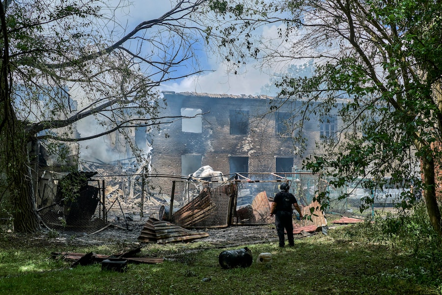 epa13028456 Ukrainian rescuers work at the site of a Russian strike on a residential area in Kharkiv, Ukraine, 10 June 2026, amid the ongoing Russian invasion. At least 10 people were injured as Russia attacked Kharkiv, according to the State Emergency Service report. EPA/SERGEY KOZLOV 119339 (Epa)