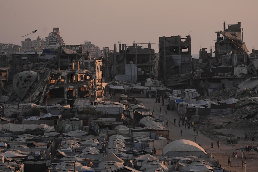 Tende che ospitano palestinesi sfollati sorgono tra le rovine degli edifici distrutti dai bombardamenti israeliani nella città di Gaza. (AP Photo/Jehad Alshrafi) Associated Press/ LaPresse Solo Italia e Spagna (APN)