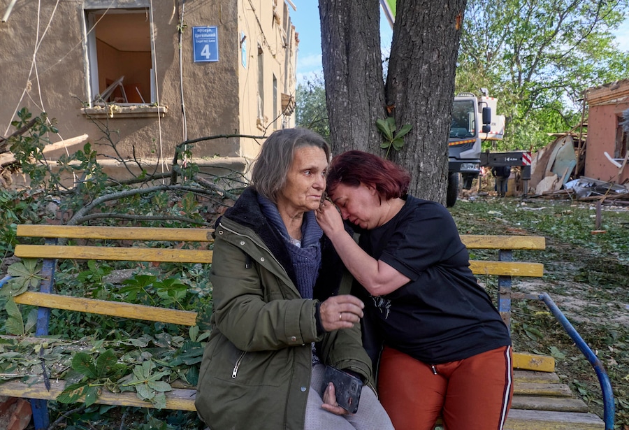Bomba planante russa contro un edificio residenziale a Kharkiv, in Ucraina, il 20 giugno 2026. Secondo un rapporto del Servizio statale di emergenza, l’attacco russo ha causato la morte di almeno una persona e il ferimento di altre nove, tra cui due bambini. EPA/SERGEY KOZLOV (EPA)