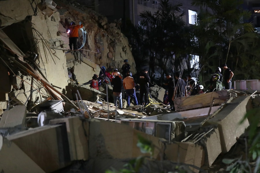 I soccorritori cercano le vittime in seguito ai due terremoti di magnitudo 7,2 e 7,5 che hanno colpito il centro-nord del Venezuela, a Caracas, Venezuela, il 24 giugno 2026. I due terremoti, verificatisi in rapida successione, hanno provocato il crollo di numerosi edifici residenziali e commerciali, causato crepe nelle facciate e portato alla dichiarazione dello stato di emergenza nazionale, mentre squadre di ricerca e soccorso sono state dispiegate in tutta la capitale. EPA/Ronald Pe (EPA)