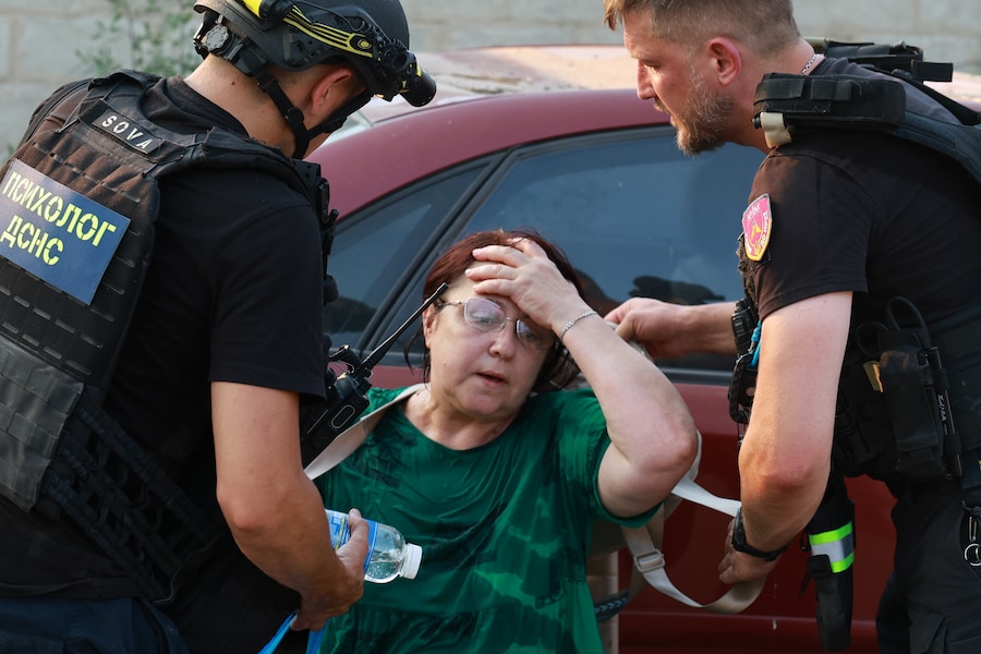 Policemen help a woman after a Russian strike on residential neighborhood in Zaporizhzhia, Ukraine, on Tuesday, June 30, 2026. (AP Photo/Kateryna Klochko) (APN)