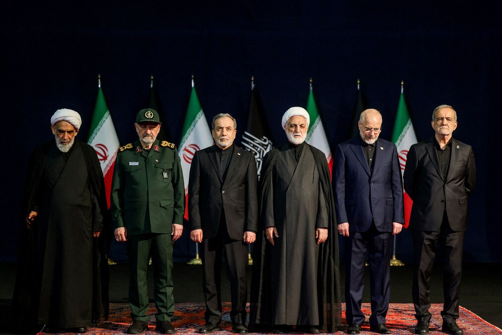 Da sx Mohsen Qomi, membro dell’Assemblea degli Esperti; Mohsen Rezaei, consigliere della Guida Suprema dell’Iran; Abbas Araqchi, ministro degli Esteri iraniano; Gholam-hossein Mohseni Ejei, presidente della Corte Suprema dell’Iran, il presidente del Parlamento iraniano Mohammad Baqer Qalibaf e il presidente iraniano Masoud Pezeshkian. (REUTERS)