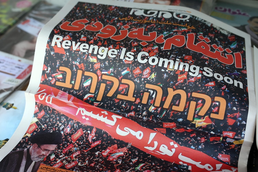 epa13106641 Una copia del quotidiano iraniano “Jame-Jam”, con immagini dei funerali dell’Ayatollah Ali Khamenei e una foto del leader supremo iraniano Ayatollah Mojtaba Khamenei, accompagnata dal titolo “La vendetta è imminente”, esposta fuori da un’edicola a Teheran (Epa)