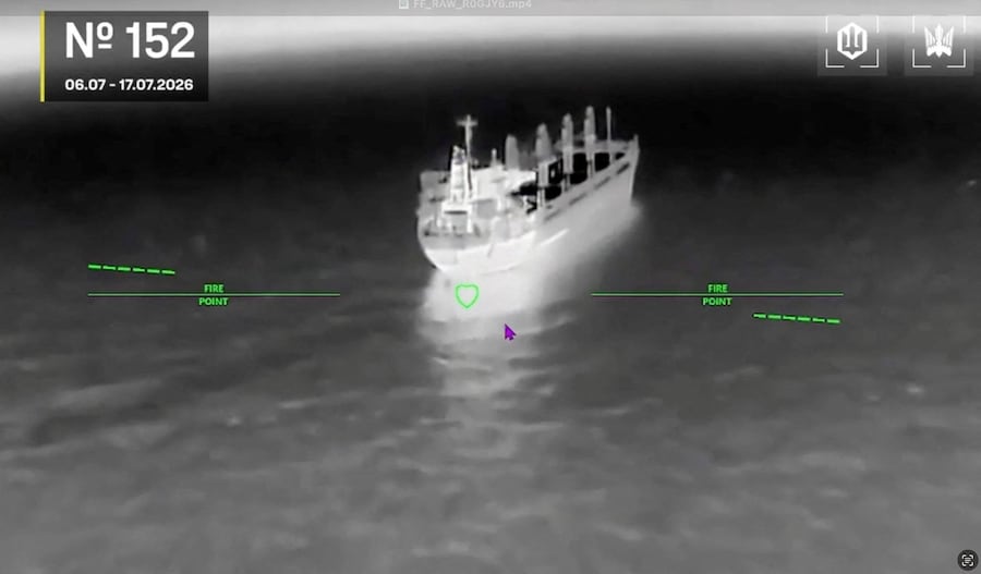 I droni ucraini colpiscono obiettivi in una zona indicata come il Mar Nero, in uno screenshot tratto da un video diffuso il 17 luglio 2026. Comandante della Forza dei sistemi aerei senza pilota/Materiale fornito tramite REUTERS (via REUTERS)