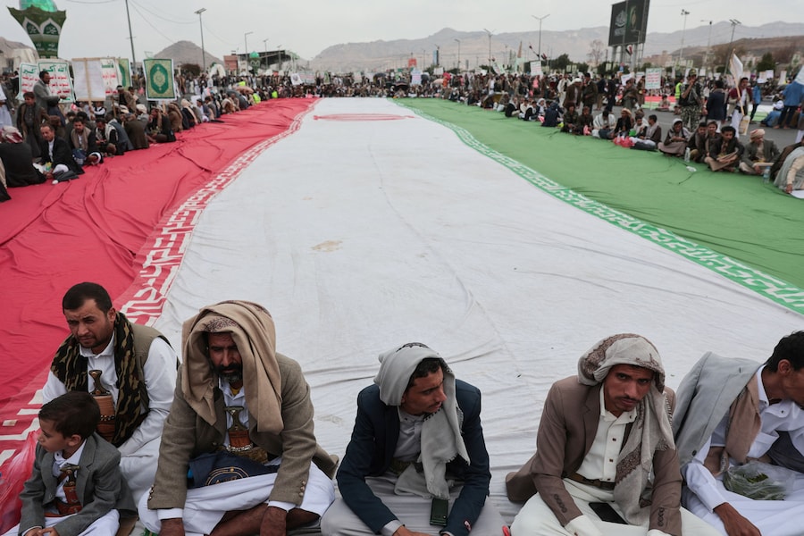 I sostenitori degli Houthi sono seduti attorno a una bandiera iraniana durante una manifestazione contro le restrizioni imposte dalla coalizione guidata dall’Arabia Saudita alle aree controllate dagli Houthi, che il gruppo definisce un blocco, a Sanaa, nello Yemen, il 17 luglio 2026. REUTERS/Khaled Abdullah (REUTERS)