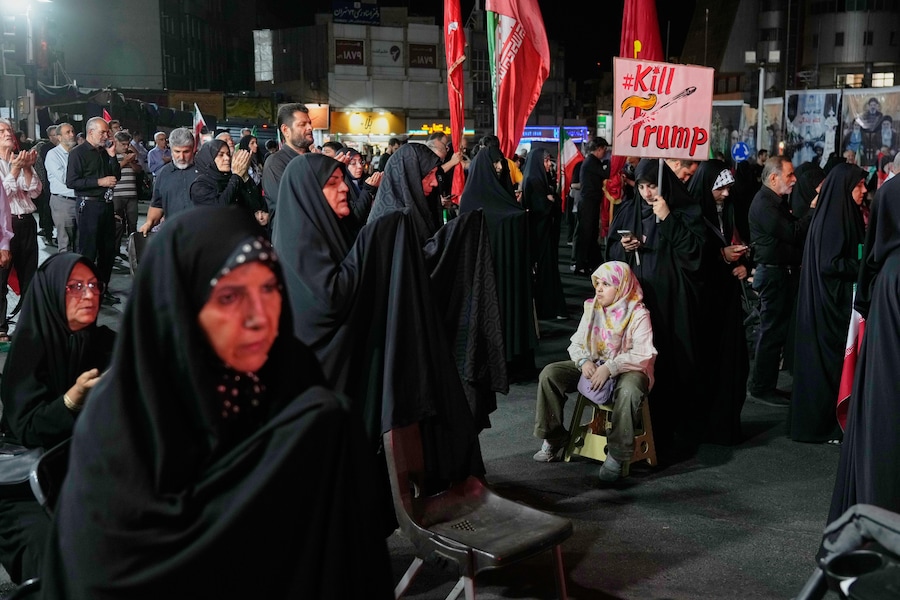 Venerdì 17 luglio 2026, a Teheran, alcune donne si radunano durante una manifestazione a favore del governo; una di loro tiene in mano un cartello con la scritta in inglese “Kill Trump”. (AP Photo/Vahid Salemi) (APN)