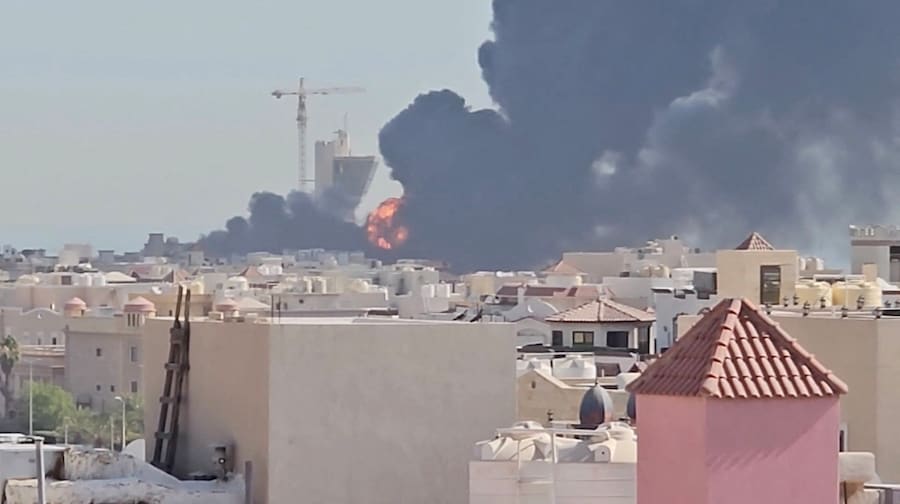 Nuvole di fumo si levano nei pressi dell’impianto petrolifero di Mangaf, in Kuwait, il 18 luglio 2026, in questa schermata tratta da un video pubblicato sui social media. Social Media/via REUTERS (Social Media via REUTERS)