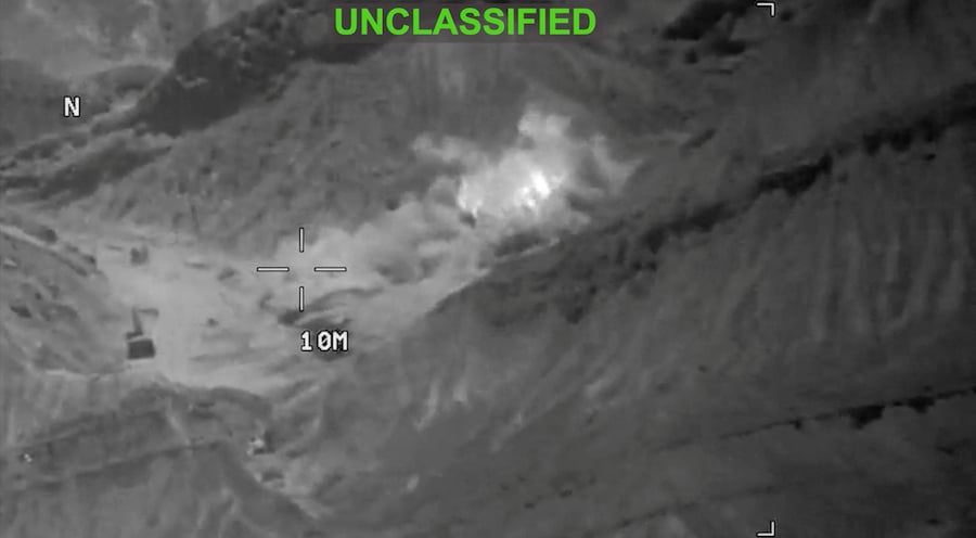 Il fumo si alza da un'esplosione in una località sconosciuta, durante quelli che il Comando Centrale degli Stati Uniti (CENTCOM) definisce attacchi contro l'Iran, in questo screenshot tratto da un video diffuso il 18 luglio 2026. Comando Centrale degli Stati Uniti/Materiale fornito tramite REUTERS (via REUTERS)