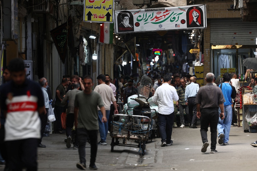 Persone che passeggiano nel Gran Bazar di Teheran, in Iran, il 20 luglio 2026. Majid Asgaripour/WANA (West Asia News Agency) via REUTERS (via REUTERS)