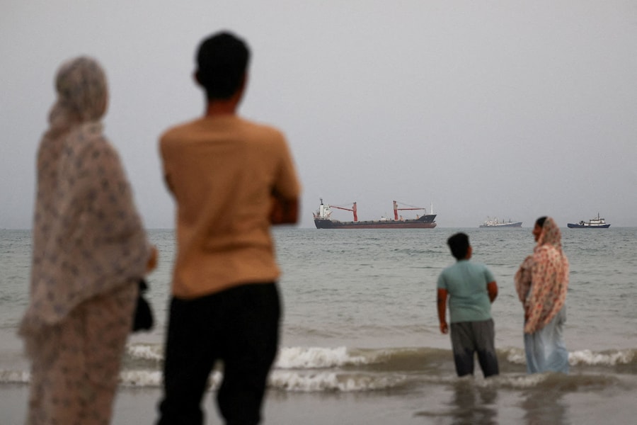 Imbarcazioni nello Stretto di Ormuz visibili nei pressi della spiaggia di Bandar Abbas, in Iran, il 22 maggio 2026. Majid Asgaripour/WANA (West Asia News Agency) via REUTERS (via REUTERS)
