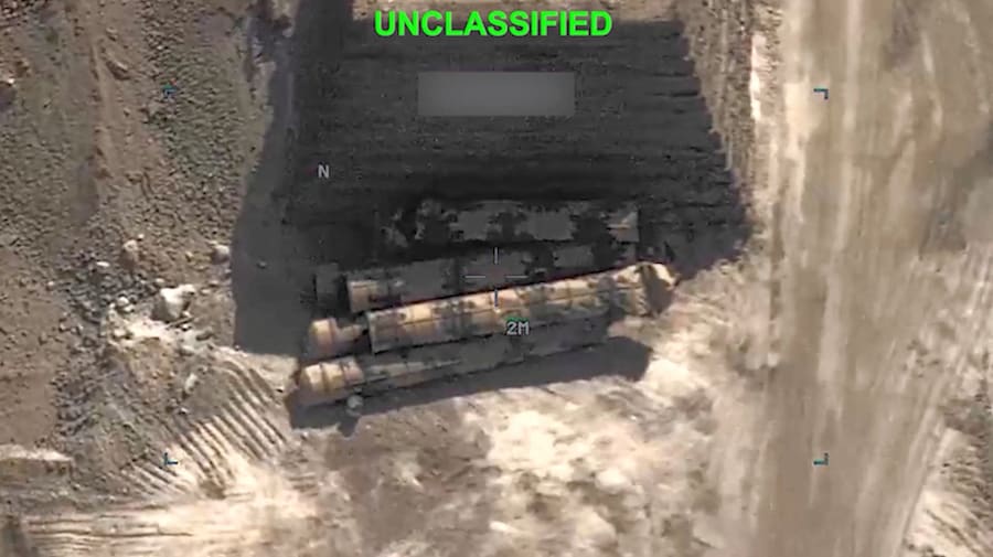 Equipaggiamento militare preso di mira in una località sconosciuta, durante quelli che il Comando Centrale degli Stati Uniti (CENTCOM) definisce attacchi contro l’Iran, in questo screenshot tratto da un video diffuso il 20 luglio 2026. Comando Centrale degli Stati Uniti/Materiale fornito tramite REUTERS (via REUTERS)