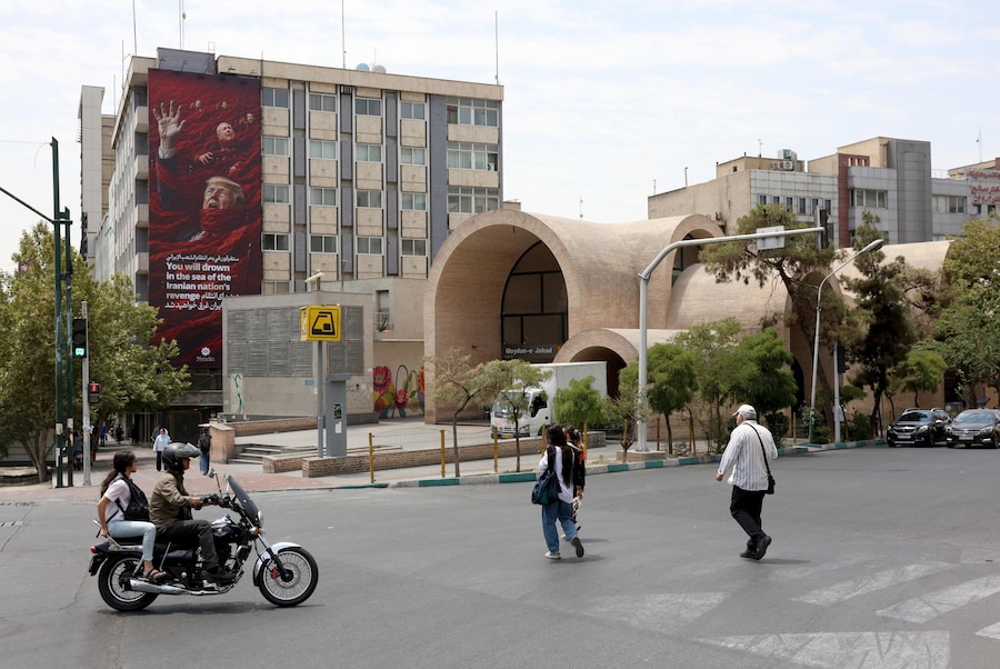 Cartellone pubblicitario contro gli Stati Uniti e Israele, raffigurante il presidente statunitense Trump e il primo ministro israeliano Benjamin Netanyahu, in una strada di Teheran, in Iran, il 20 luglio 2026. Il 19 luglio gli Stati Uniti hanno proseguito gli attacchi contro l’Iran per la nona notte consecutiva, prendendo di mira «centri di comando militari, siti di difesa aerea e di sorveglianza costiera, risorse marittime, siti di lancio di missili e droni», come ha annunciato il Comando Centrale degli Stati Uniti (CENTCOM), nel contesto del conflitto in corso tra l’Iran e gli Stati Uniti sullo Stretto di Ormuz. EPA/ABEDIN (EPA)