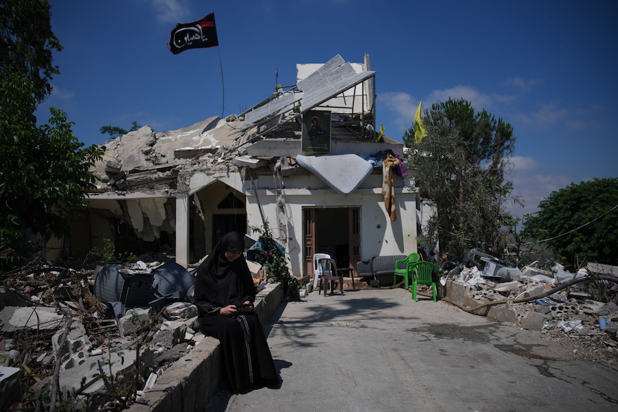 Fatima Mokdad è seduta fuori dalla sua casa, distrutta da un attacco aereo israeliano (Apn)
