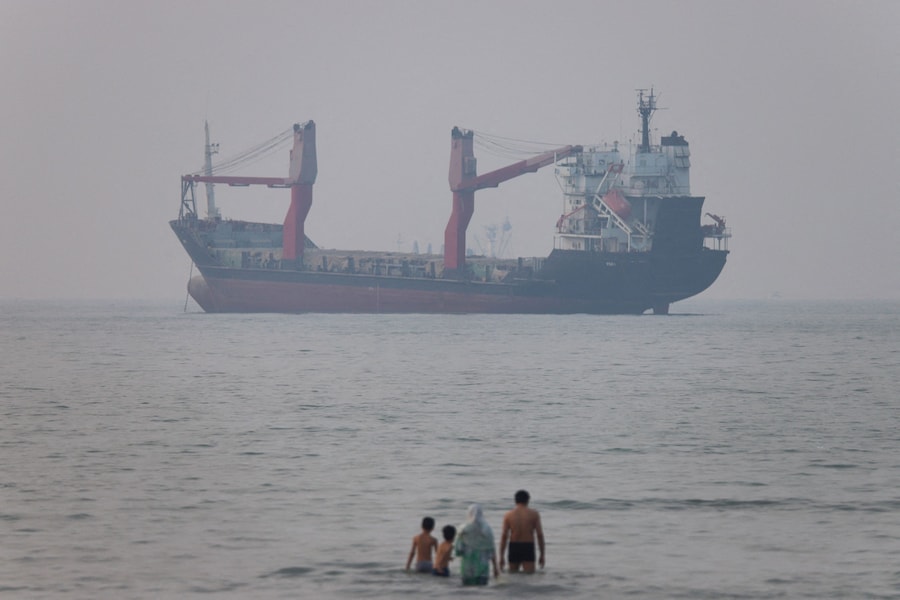Una nave nello Stretto di Ormuz, nei pressi della spiaggia di Bandar Abbas, in Iran. (via REUTERS)