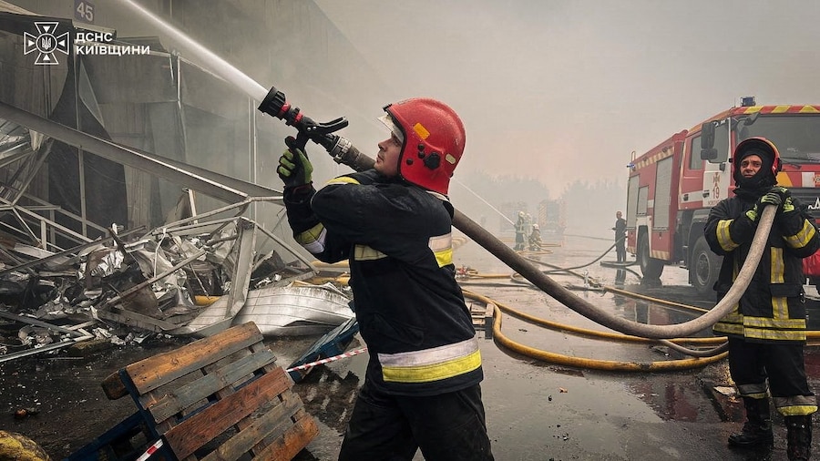 I vigili del fuoco intervengono sul luogo di un attacco con droni russi, nel contesto dell'offensiva russa contro l'Ucraina, nella regione di Kiev, in Ucraina, in questa foto fornita e diffusa il 18 agosto 2026. Ufficio stampa del Servizio statale di emergenza dell’Ucraina nella regione di Kiev/Foto fornita tramite REUTERS (via REUTERS)