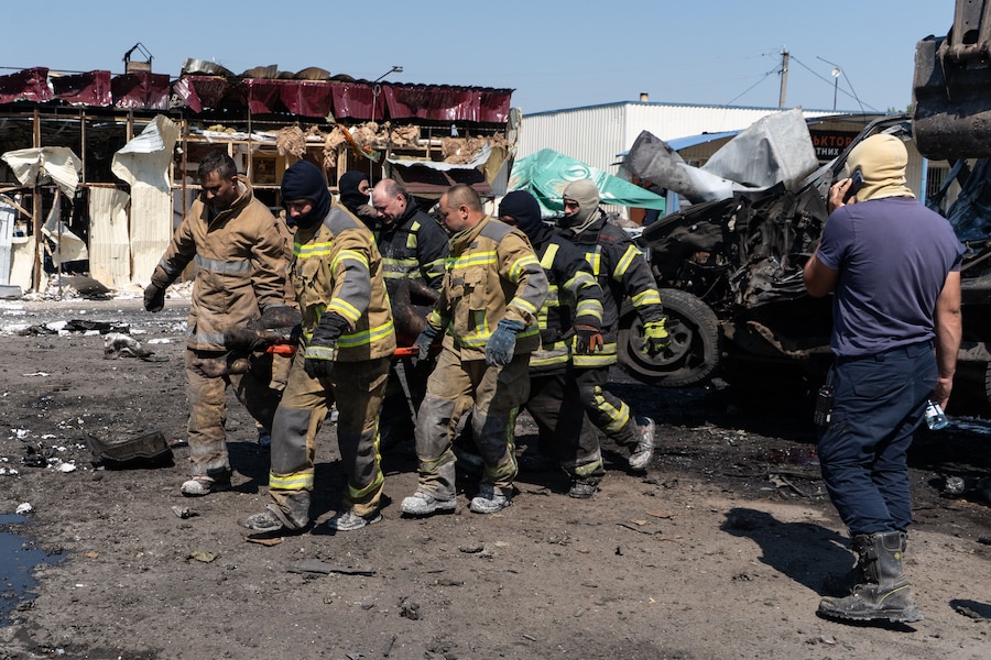 I soccorritori trasportano un corpo che hanno estratto dalle macerie, in seguito a un attacco aereo russo che ha causato la morte di almeno dieci civili, a Pechenihy, nella regione di Kharkiv, in Ucraina, martedì 18 agosto 2026. (AP Photo/Andrii Marienko) (APN)