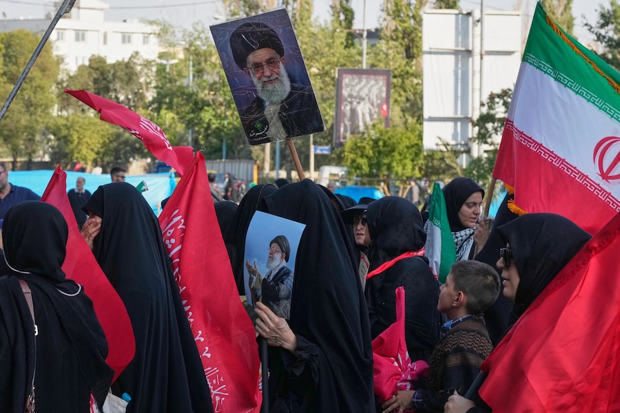 I partecipanti al lutto giungono per assistere a una cerimonia in occasione dei 40 giorni dalla sepoltura del defunto Leader Supremo Ayatollah Ali Khamenei presso la Grande Mosalla dell’Imam Khomeini a Teheran, in Iran, martedì 18 agosto 2026. (Foto AP/Vahid Salemi) (APN)