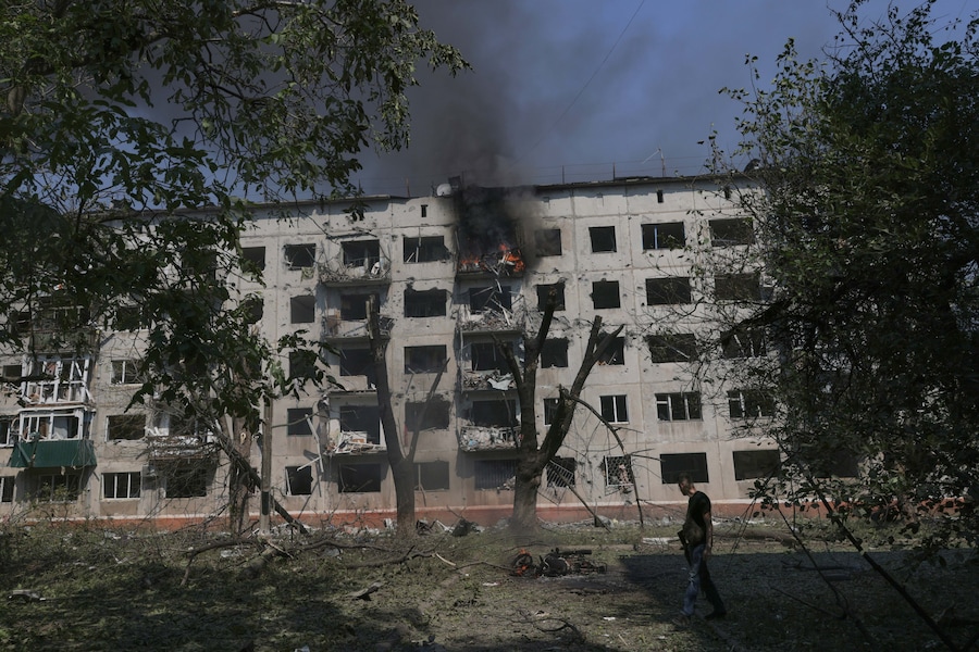 Il fumo si alza dal condominio danneggiato in seguito all'attacco aereo russo a Kramatorsk, nella regione di Donetsk, in Ucraina, martedì 18 agosto 2026. (Yevhen Titov) (APN)